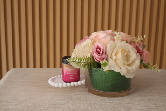 Arreglo Floral Rosado en Florero de Vidrio