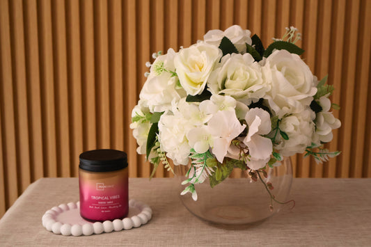 Arreglo Floral Blanco en Florero de Cristal