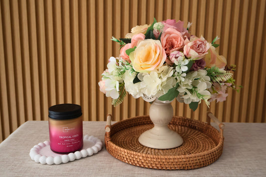 Arreglo Floral en Macetero Blanco Vintage