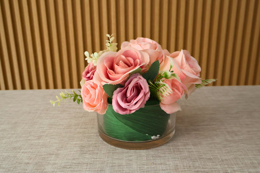 Arreglo Floral Rosado en Florero de Vidrio