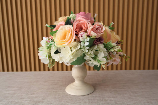 Arreglo Floral en Macetero Blanco Vintage
